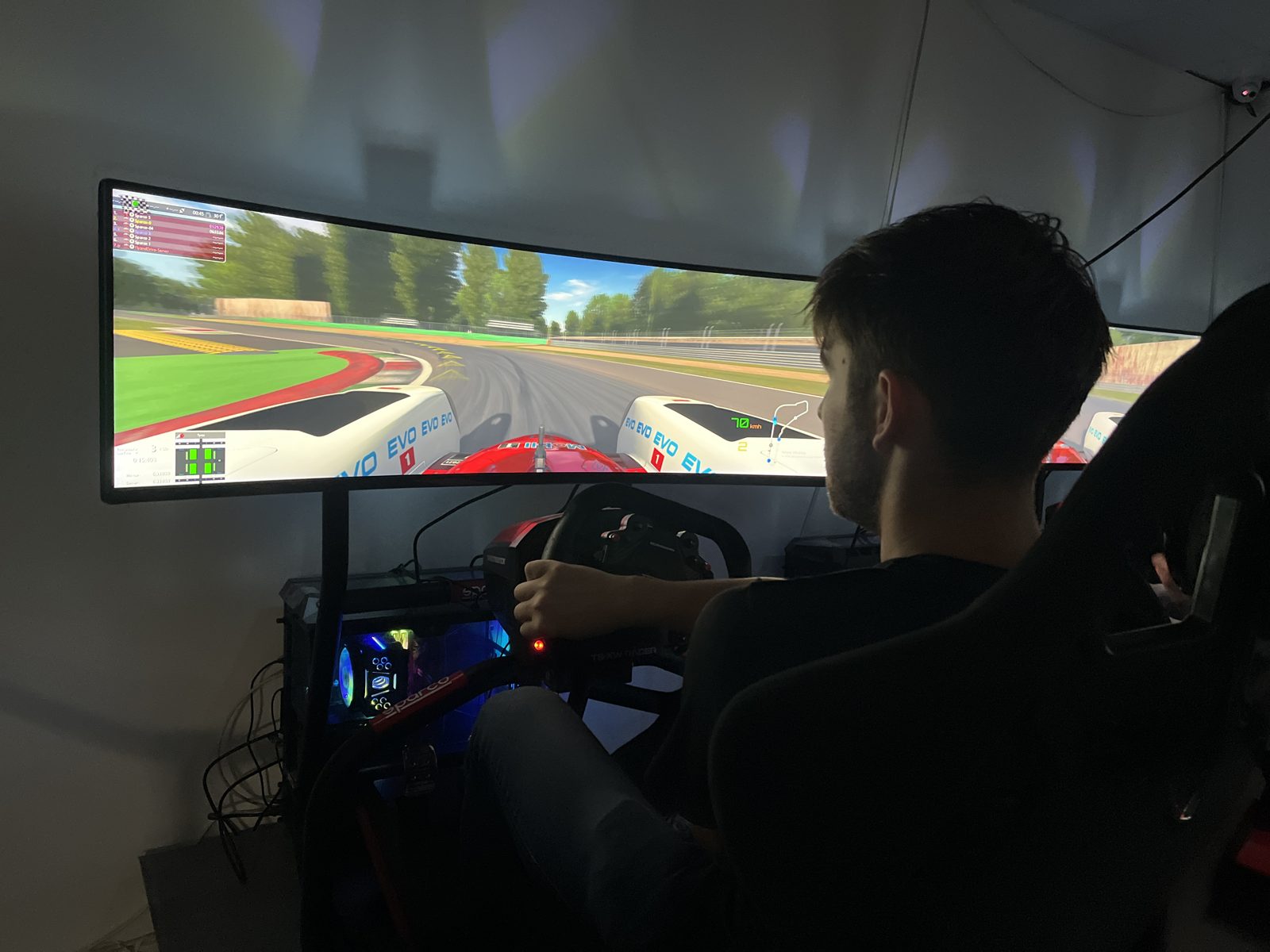 Un pilote au volant d'un cockpit F1 chez Team Square